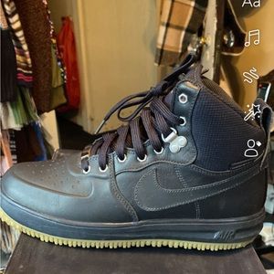 Size 7 Youth Nike boot ….